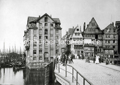 Altes Bild aus der Hamburger Altstadt bei der Hohen Brücke am Binnenhafen; Kontorhäuser / Lagerhäuser stehen direkt am Wasser.