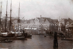 Altes Bild vom Hamburger Binnenhafen - ein Frachtsegler liegt an den Dalben; re. die Mündung vom Nikolaifleet.