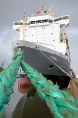 Der Frachter TRINA - General Cargo Ship liegt in Bremerhaven am Kai.