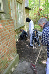 Beginn der Renovierungsarbeiten an der Fassade der unter Denkmalschutz stehenden  Villa Mutzenbecher; loser Putz wird entfernt.