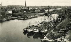 Alte Hafenansicht von Bremerhaven, Binnenschiffe, Frachtsegler und Schlepper liegen im Kaiserhafen.