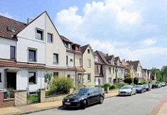 Geschlossene Straßenbebauung mit einstöckigen Doppelhäusern; unterschiedliche Fassadengestaltung - Architektur in Hamburg Wilstorf.