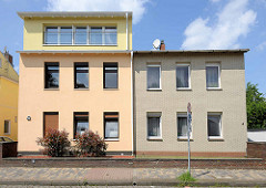 Schlichtes symmetrisches Doppelhaus, unterschiedliche Fassadengestaltung - Dachaufbau / Dachterrasse; Wohnhäuser in Hamburg Wilstorf.