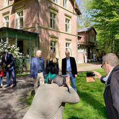 Fototermin vor der Villa Mutzenbecher -  Gerd Knop, Jana Schiedek  und Andreas Reichel  vor dem alten Gebäude.