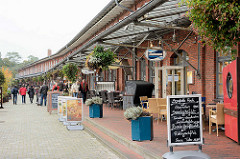 Schaufenster Fischereihafen in Bremerhaven - touristische Meile mit Souvenirverkauf / Andenken und Restaurants / Cafe.