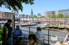 Blick vom Kehrwieder zum Hamburger Binnenhafen, im Hintergrund der Michel, eines der Hamburger Wahrzeichen.