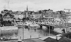Historische Ansicht der Alten Geestebrücke  über die Geeste in Bremerhaven;  Drehbrücke, erbaut 1904 - Panorama der Stadt.