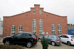 Historisches Gebäude vom Tonnenhof Bremerhaven - Tonnenschuppen mit den Wappen Preußens, Bremens und Oldenburgs.