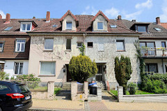 Einstöckiges Doppelhaus mit Dachausbau - unterschiedlicher Fassadengestaltung in Hamburg Wilstorf.