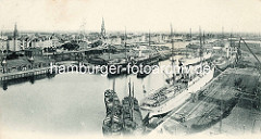 Alte Hafenansicht von Bremerhaven, Passagierschiffe und Frachter im Kaiserhafen, dahinter der neue Hafen.