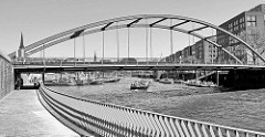 Fußweg  entlang des Zollkanals zur Elb-Promenade; Blick zur Niederbaumbrücke und dem Hamburger Binnenhafen.