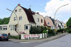 Doppelhäuser mit abgerundetem Mansarddach - Einstöckige Wohnhäuser mit Dachausbau und unterschiedlicher Fassadengestaltung in Hamburg Wilstorf, Bezirk Harburg.