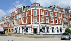 Mehrstöckiger Wohnblock / Eckbebauung mit Eckkneipe - Baustil Historismus; Architektur im Hamburger Stadtteil Wilstorf.