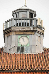 Maroder Uhrenturm auf dem Dach vom historischen Empfangsgebäude Bahnhof Bremerhaven Lehe.