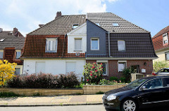 Doppelhaus mit unterschiedlicher Fassadengestaltung - Architektur in Hamburg Wilstorf.