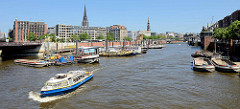 Panorama vom alten Hamburger Binnenhafen, Blick in den Zollkanal der ehemaligen Grenze zum Hamburger Freihafen.