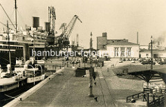 Historische Hafenansicht aus Bremerhaven - ein Passagierschiff liegt am Kai, die Ausleger der Hafenkräne ragen in den Himmel.