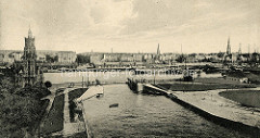Historisches Panorama von Bremerhaven, Blick über den neuen Hafen statt; links Simon-Loschen-Leuchtturm.