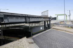 Die neue Schleuse zum Fischereihafen Bremerhaven wird in Gang gesetzt, die Straßenbrücke wird zur Seite geklappt.