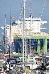 Blick über die Marina / Sportboothafen im Neuen Hafen von Bremerhaven; hinter den Masten der Segelschiffe die Frachter im Kaiserhafen.