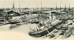 Historische Hafenansicht von Bremerhaven, Passagierschiffe und Frachter im Kaiserhafen, dahinter der neue Hafen.