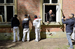 Beginn der Restauration der unter Denkmalschutz stehenden  Villa Mutzenbecher im Gehege von Hamburg Niendorf; vorsichtige Reinigung der Fassade.