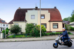 Doppelhaus mit unterschiedlicher Fassadengestaltung - Architektur in Hamburg Wilstorf.