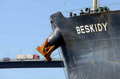 Schiffsbug mit Anker vom Massengutschiff / Frachter Beskidy im Hamburger Hafen / Köhlbrand, Neuhöfer Kanal.