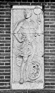 Steinrelief an der Fassade vom Empfangsgebäude Bahnhof Bremerhaven Lehe.