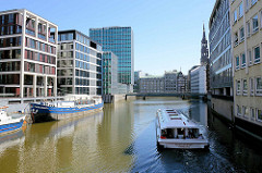 Moderne Bürogebäude am Nikolaifleet in der Hamburger Altstadt - ein Fahrgastschiff mit Touristen fährt Richtung Reimersbrücke.