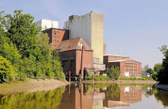 Ehem. Kornspeicher, Silo am Stichhafen in Uetersen - Industriearchitektur, teilweise abgerissen 2011.