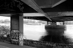 Unterbau der Straßenbrücke / Autobahnbrücke  über die Norderelbe zwischen Hamburg Wilhelmsburg und Rothenburgsort. Die Brücke  wurde  1963 errichtet.