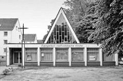 Evangelisch-methodistische Friedenskirche in Hamburg Wilhelmsburg - Architektur der 1960er Jahre.