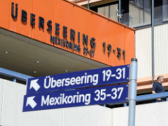 Orangefarbene Fassadengestaltung - Überseering, Hamburg Winterhude - Strassenschilder / Mexikoring.