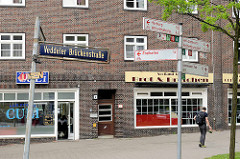 Straßenschilder in Hamburg Veddel - Richtungsschilder für Hamburger Fahrradtouren.
