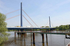 Straßenbrücke / Autobahnbrücke  über die Norderelbe zwischen Hamburg Wilhelmsburg und Rothenburgsort. Die Brücke  wurde  1963 errichtet und steht unter Denkmalschutz; Architekten Harro Freese + Egon Jux.