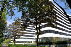 Moderne Architektur in der Hamburger Bürostadt City Nord - Gebäude der Telekom.