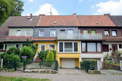 Reihenhaus-Siedlung mit unterschiedlicher Fassadengestaltung  in der Weimarer Straße von Hamburg Wilhelmsburg; erbaut um 1930.