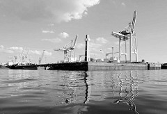 Kräne im Hamburger Hafen; links  der alte Segelschiffhafen, dessen Hafenbecken zum größten Teil zugeschüttet wurde - rechts die Einfahrt zum Hansahafen. In der Bildmitte der Pegelturm am Amerikahöft.