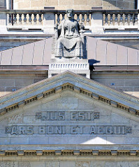 Justitia und Giebelinschrift im Gebäude Oberlandesgericht Hamburg: JUS EST ARS BONI ET AEQUI - Das Recht ist das Handwerk des Billigen und Gerechten.