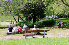 Mittagspause in der Sonne - Grünanlage mit Sitzgelegenheiten in der City Nord.