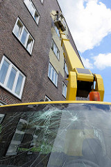Umstrittenes Kunstprojekt an einer Hauswand eines Wohngebäudes an der Veddeler Brückenstraße im Hamburger Stadtteil Veddel. 300 m² der Fassade wird von einem Hubwagen aus mit Blattgold belegt.