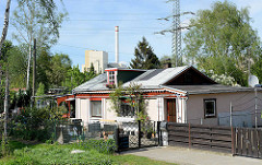Schrebergarten in Hamburg Rothenburgsort - im Hintergrund die Müllverbrennungsanlage Borsigstraße und ein Hochspannungsmast.