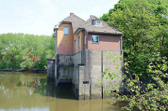 Ehem. Schleusen Gebäude der Müggenburger Schleuse, die das Kanalsystem auf der Veddel mit der Tideelbe verbunden hat.