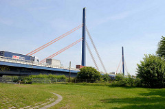 Straßenbrücke / Autobahnbrücke  über die Norderelbe zwischen Hamburg Wilhelmsburg und Rothenburgsort. Die Brücke  wurde  1963 errichtet und steht unter Denkmalschutz; Architekten Harro Freese + Egon Jux.