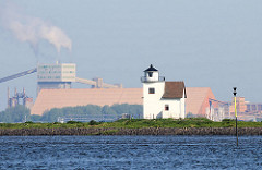 Leuchtturm / Leuchtfeuer Julesand an der Elbe - im Hintergrund Industrieanlagen in Bützenfleth auf der anderen Seite der Elbe.