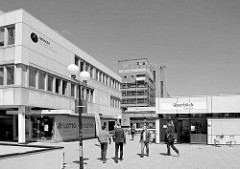 Shopping am Überseering in der Hamburger City Nord - Fussgänger zwischen Betonklötzen, im Hintergrund das Gebäude der Postbank.