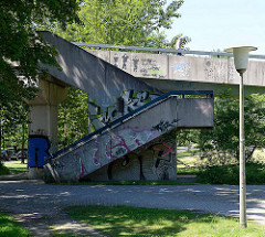 Treppenaufgang in Beton - Architektur der Moderne / Brutalismus.