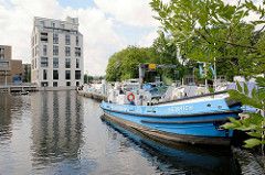 Blick über den Tankhafen zu den Wohngebäuden / Neubauten - Schlossinsel Marina in Hamburg Harburg