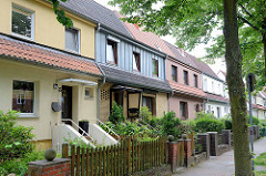 Reihenhaus-Siedlung mit uunterschiedlicher Fassadengestaltung  in der Weimarer Straße von Hamburg Wilhelmsburg; erbaut um 1930.